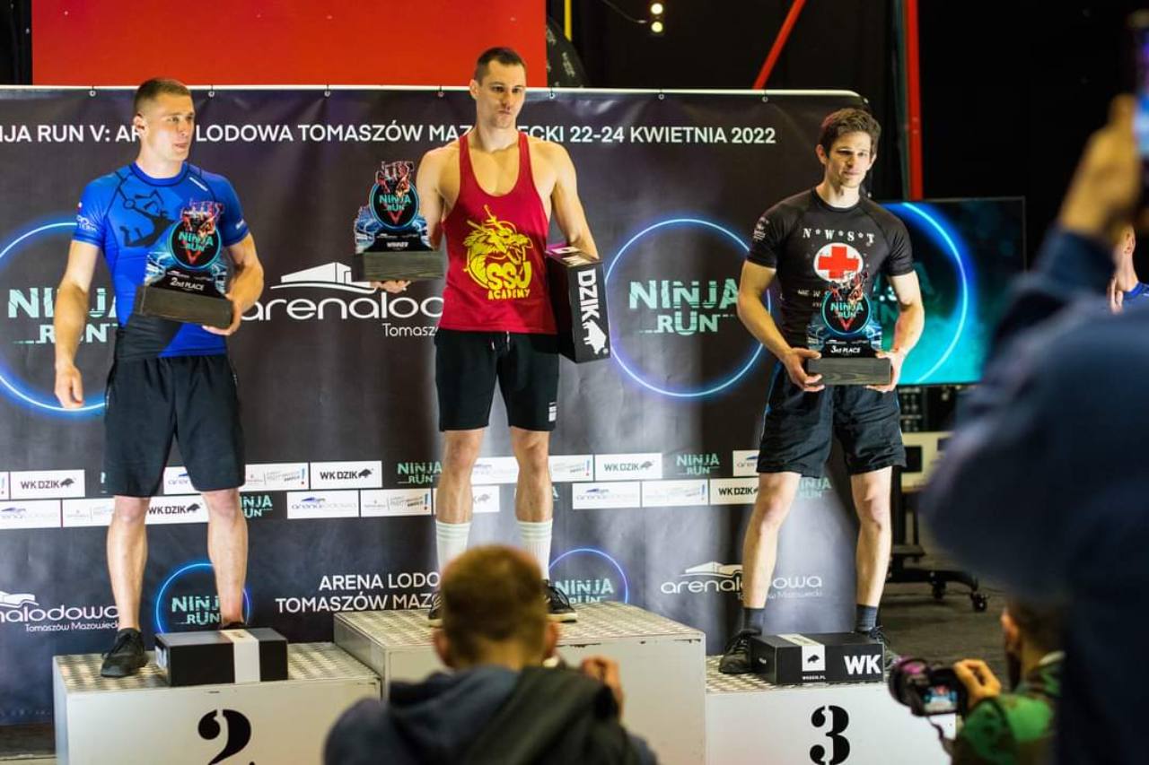 Rafał Suliga na podium zawodów Ninja Run