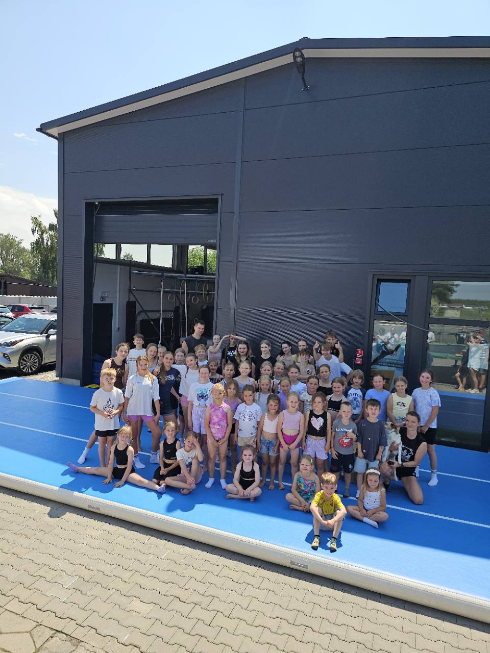 Uczestnicy zajęć SSJ Academy przed obiektem w Ostrowie Wielkopolskim